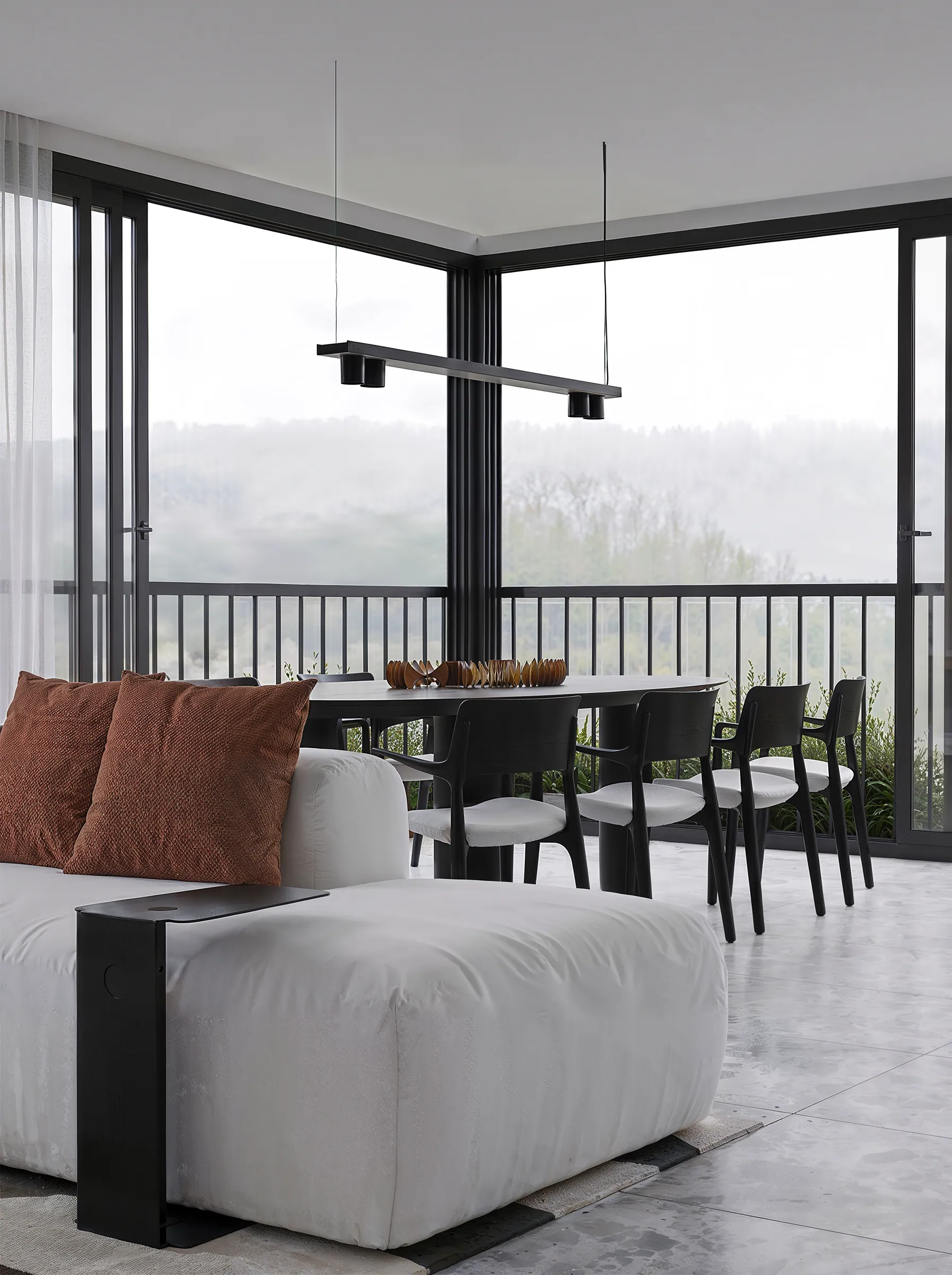 Quarto principal com paleta neutra